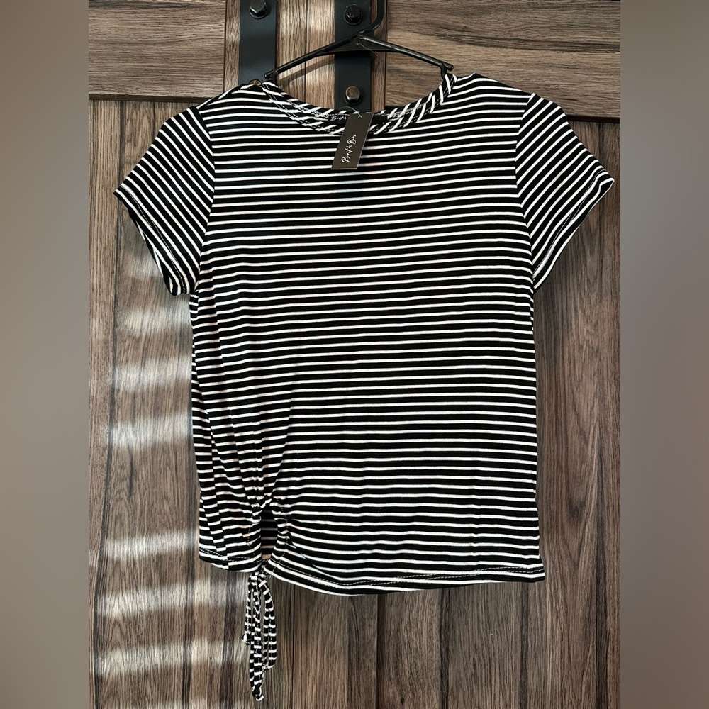 BRIT & BRI SHORT SLEEVED STRIPED TOP. SIZE SMALL. BLACK AND WHITE. BRAND NWT.
